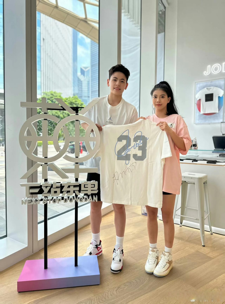 杨舒予很帅气,像个男孩一样!