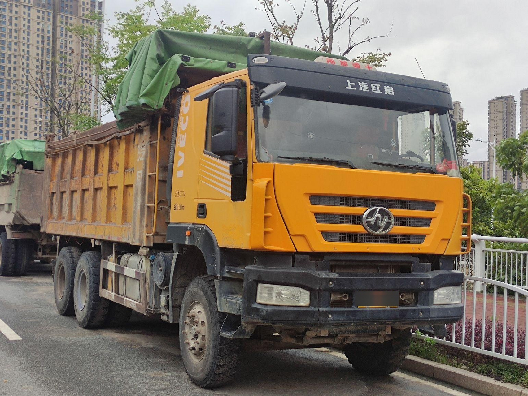 18年 红岩新金刚 后八轮渣土车自卸车.