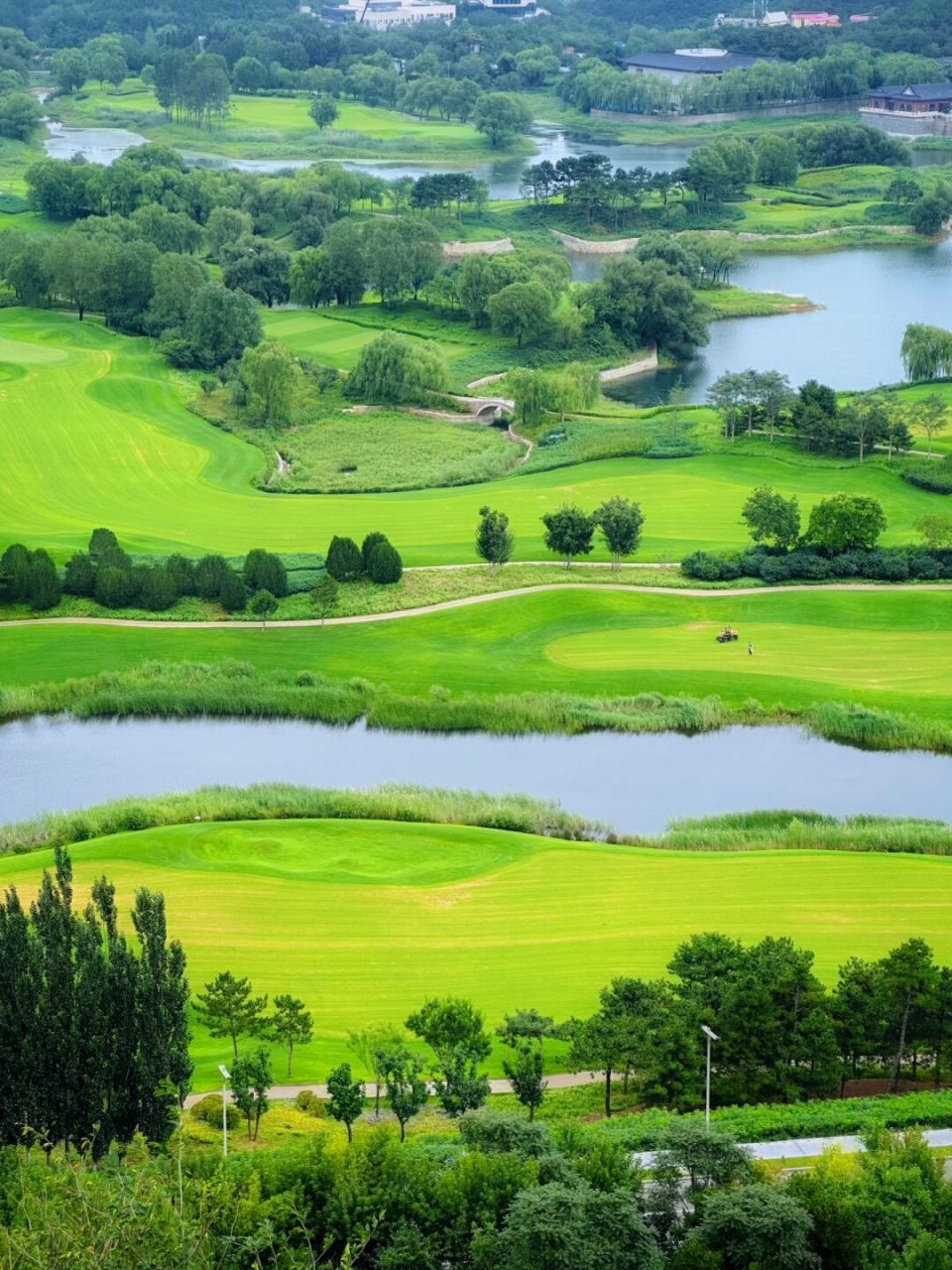 雁栖湖西山步道,风景如梦如幻:品质堪比高尔夫球场的绿茵草地,蜿蜒