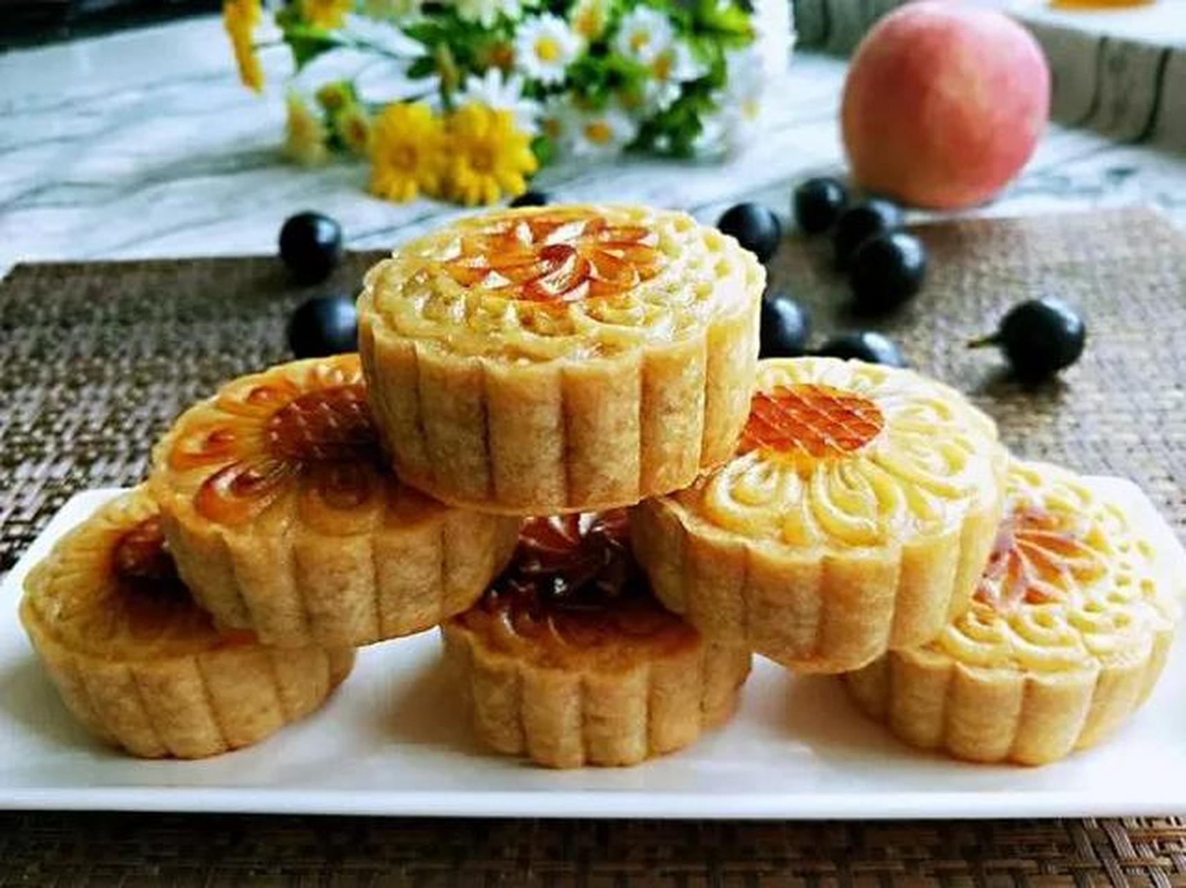 我家乡的中秋节习俗主要有赏月,吃月饼和玩花灯.