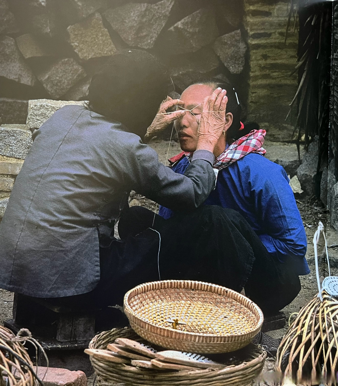 又在少数民族地区看到了"绞脸"  绞脸是一种古老的美容术,也叫开脸,是