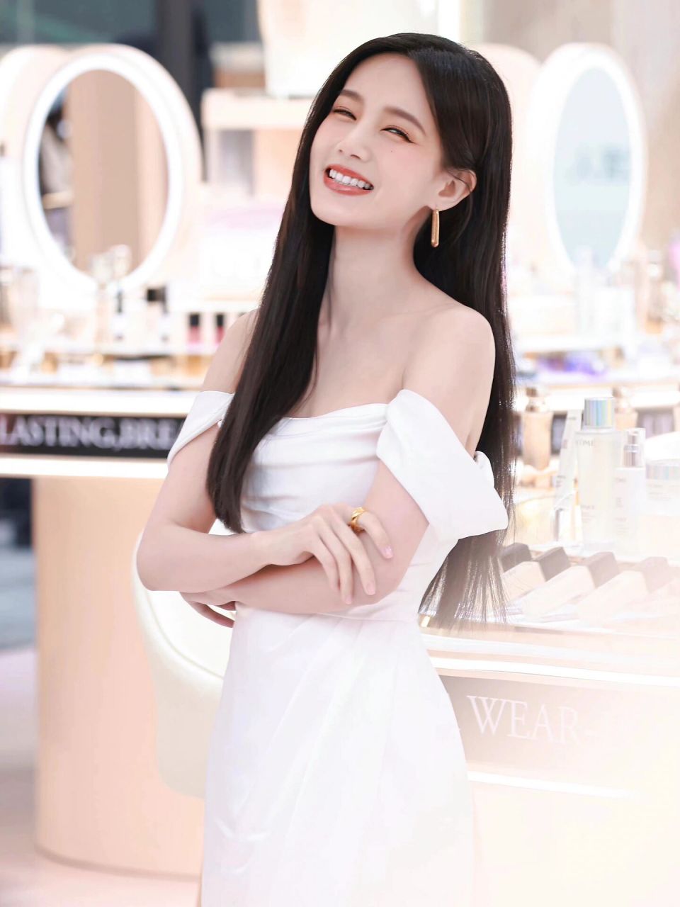 温温柔柔的李一桐穿我们家的礼服裙啦97 身穿我们家礼服「暮云」的