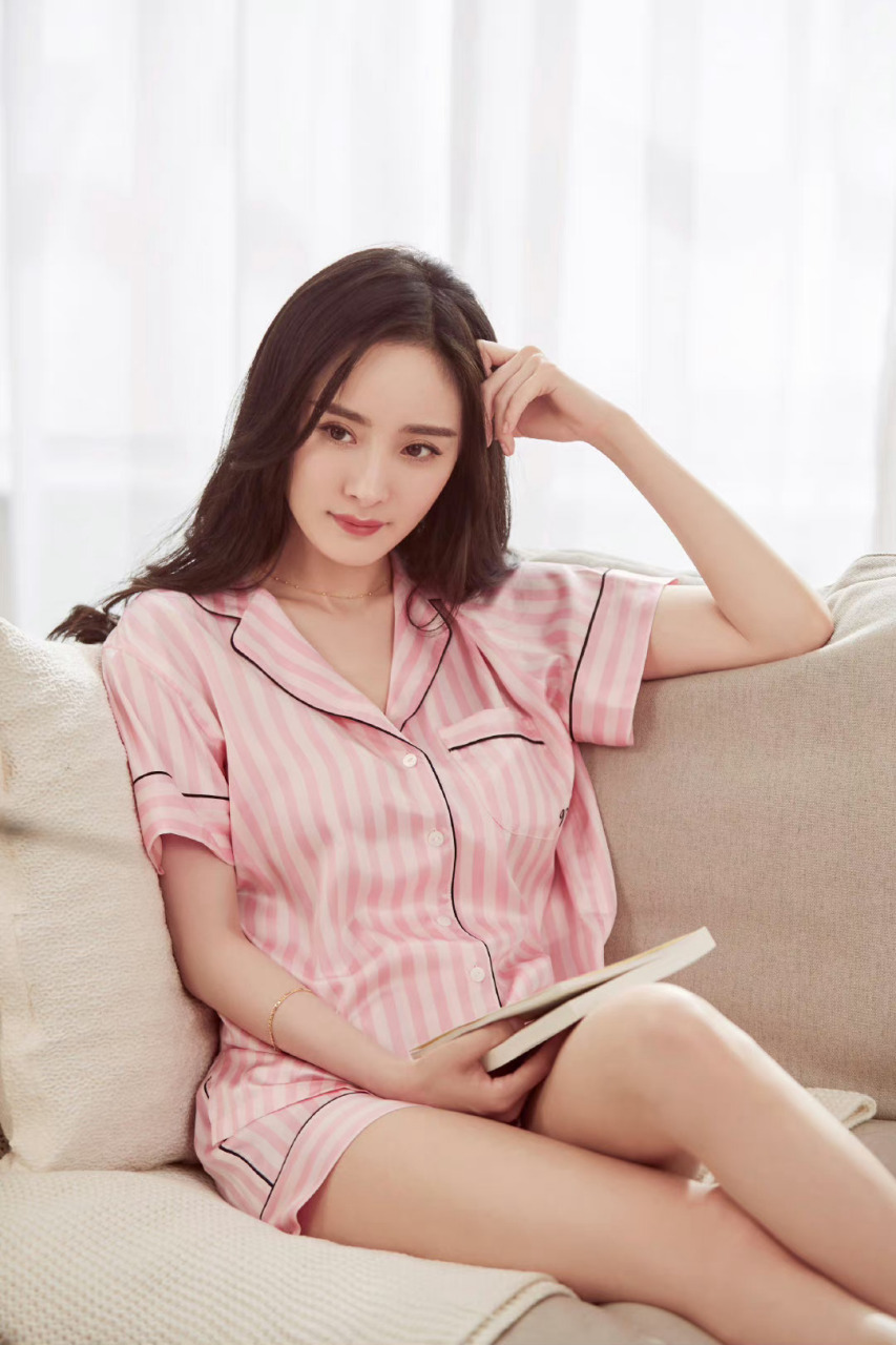 杨幂#  自由的风吹过,抬眼遇见微笑 一组睡衣小幂,性感又可爱 睡个好