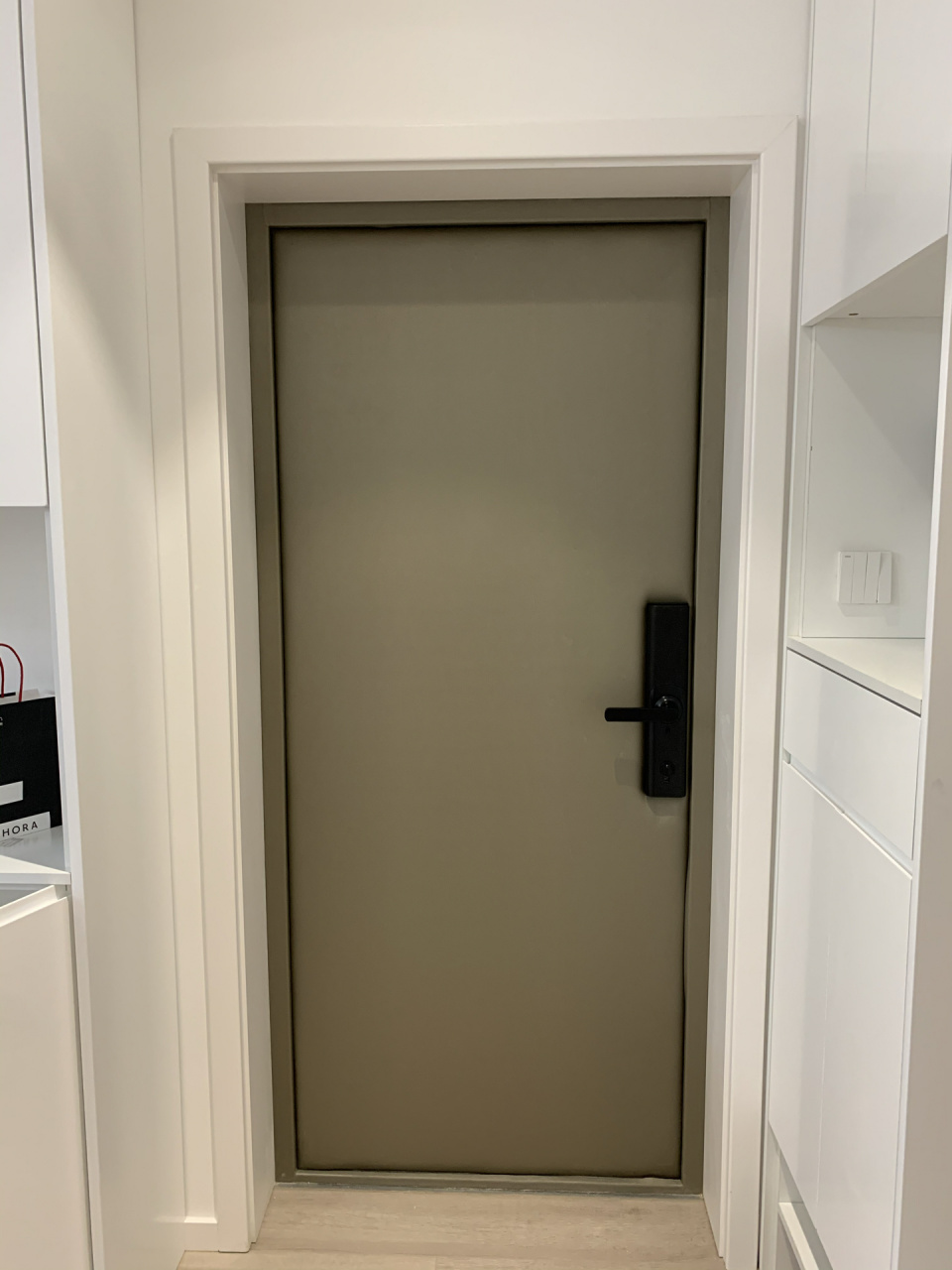 改入户门颜色之包门98 入户门我没有换,还是用的开发商的猪肝红大门