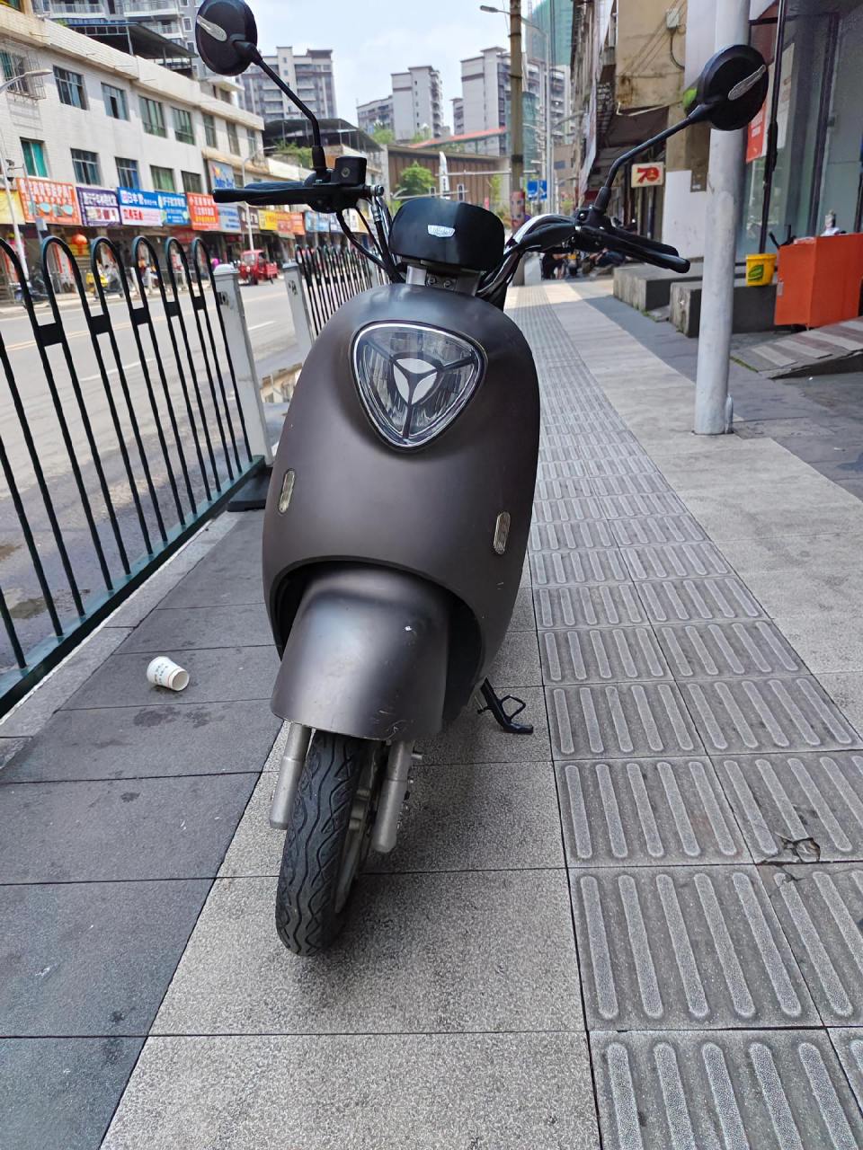 雅迪m6,轻微使用痕迹,72v石墨烯电池,续航50km左右上下班代步首选