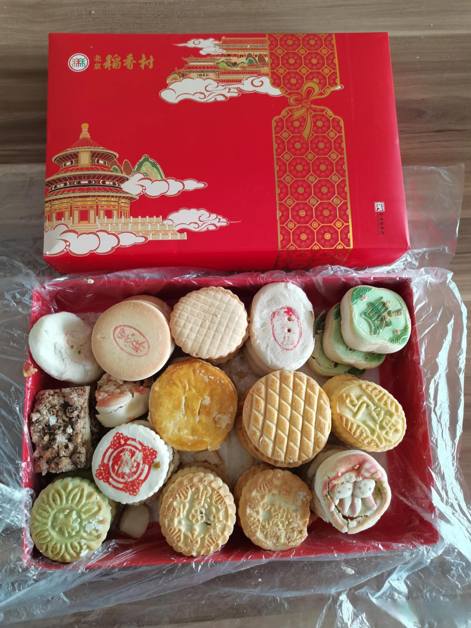 朋友送了一盒稻香村糕点,目测怎么也得一两百块钱吧,我挑着吃了两块