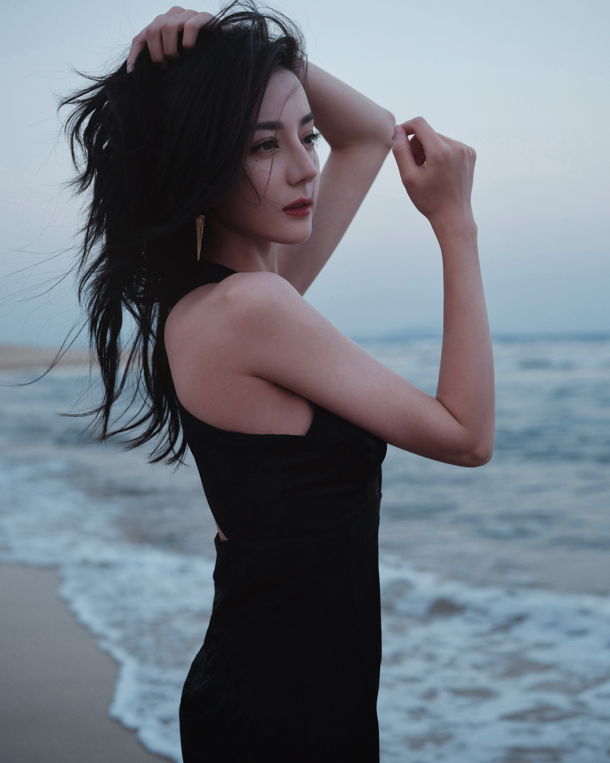 迪丽热巴海滩黑裙温柔写真