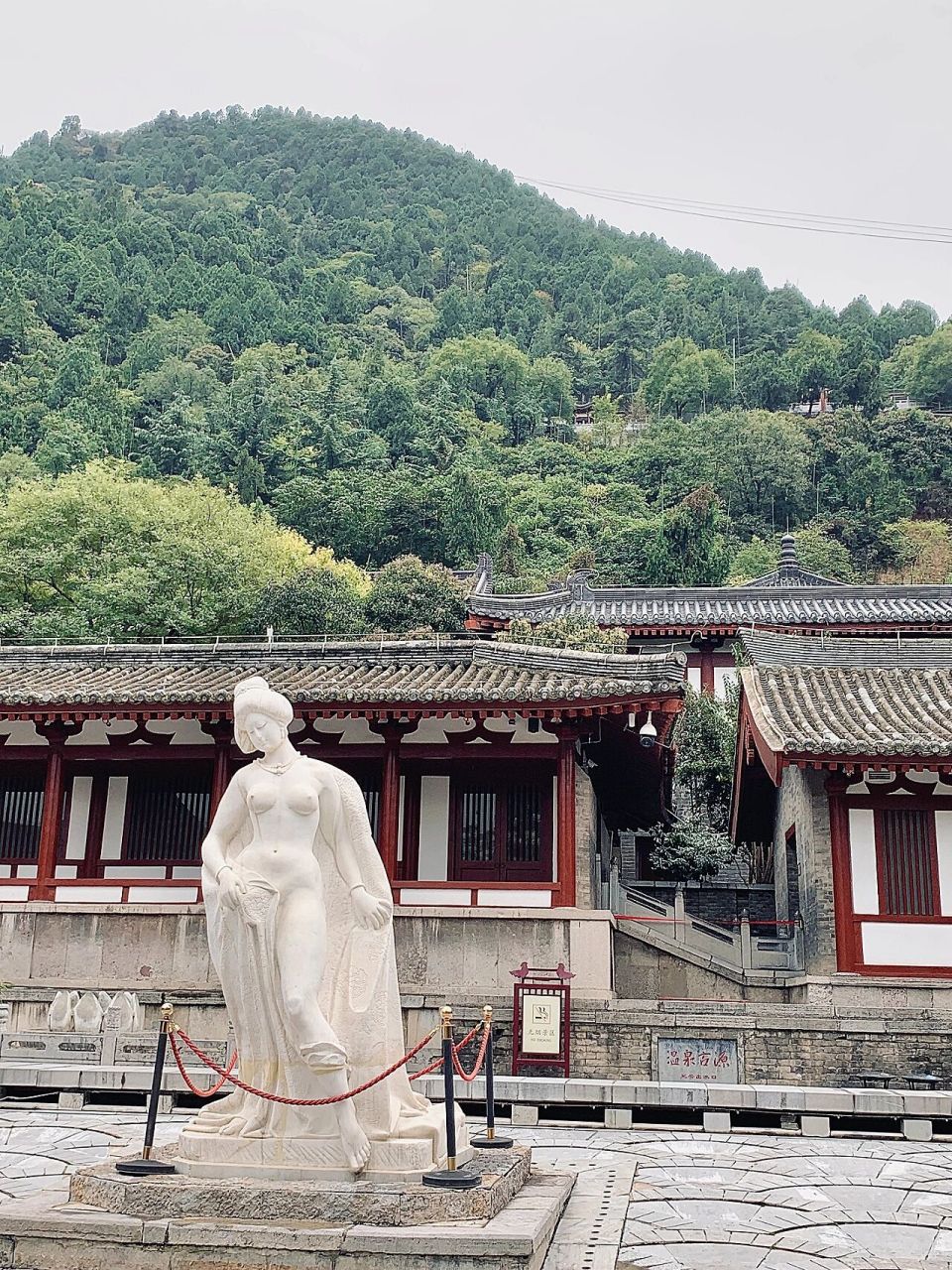 杨贵妃 华清池(西安) 今日打卡杨贵妃华清池哦 图一:杨贵妃雕塑 是