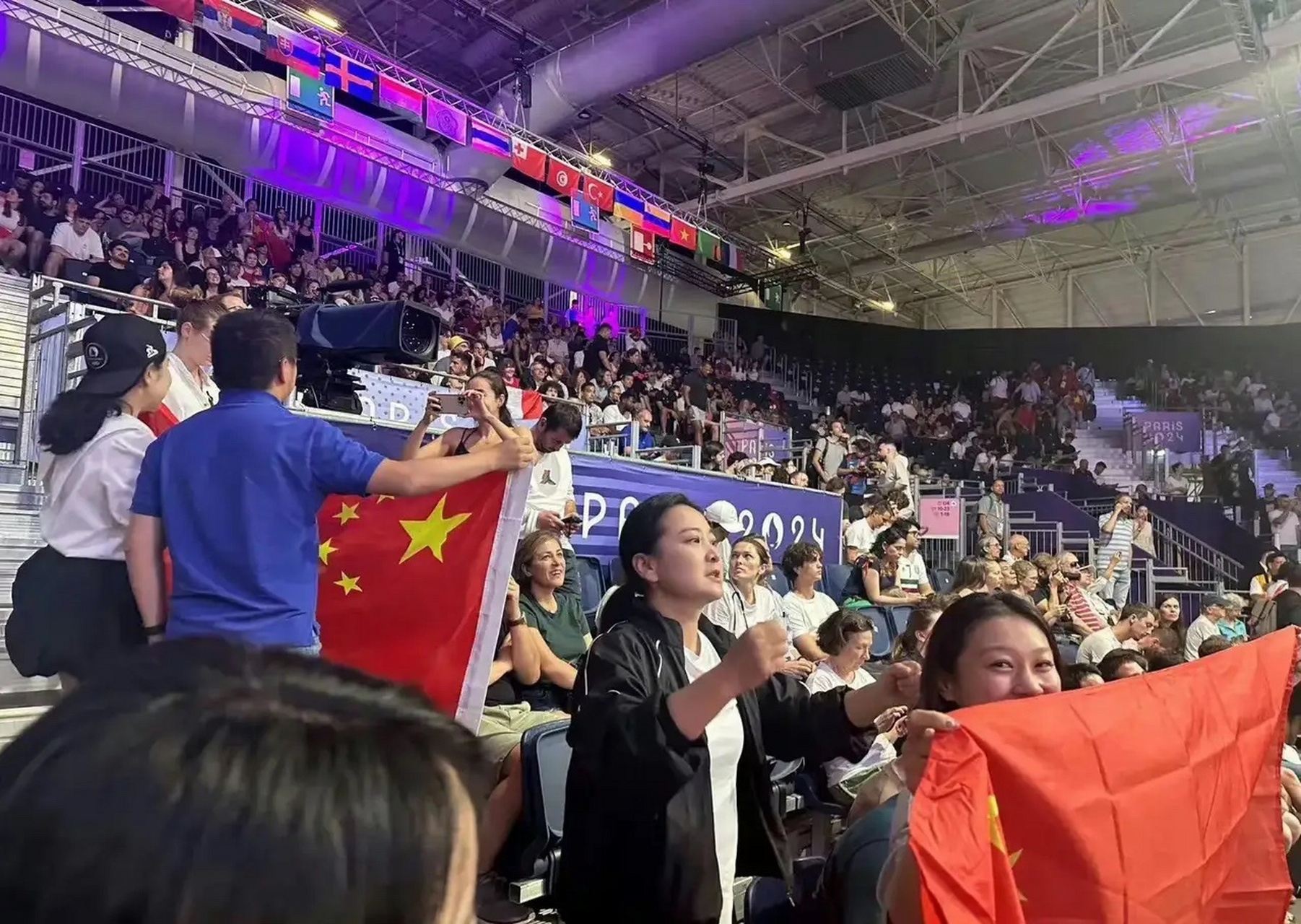 贾玲才是正确观看奥运会的姿势,简简单单的穿着,纯素颜站在观众席上