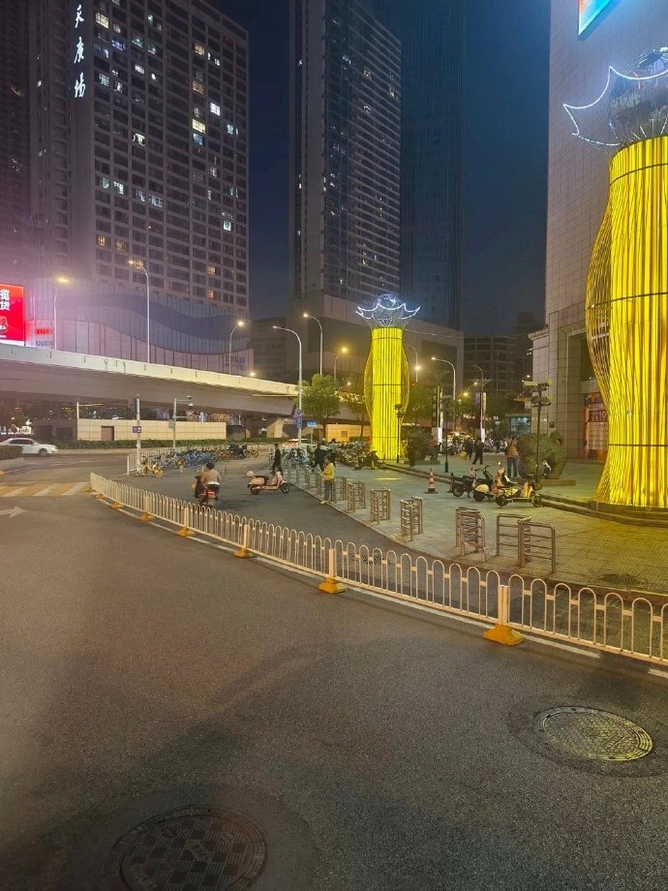 阿k发现一边是王家湾21世纪前面,一边是旁边的玫瑰街.