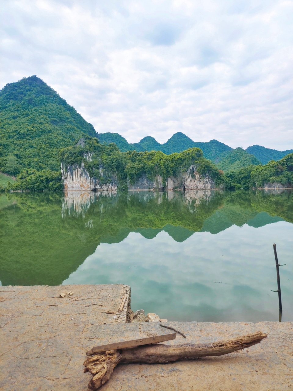 崇左市郊的花山岩画 从市区骑小电驴也能到的花山岩画 #花山岩画