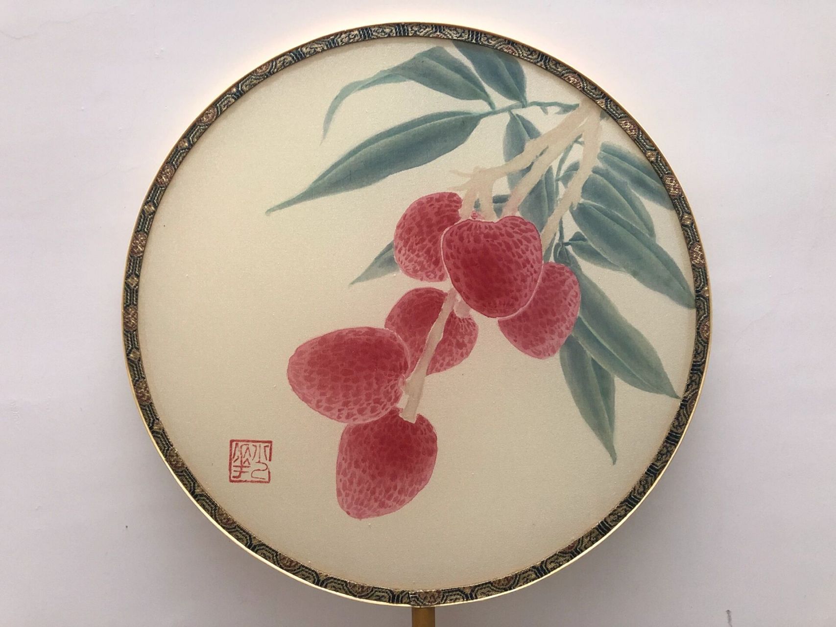 绢面团扇试画工笔荔枝 总觉得绢上作画会有一种特别的朦胧美