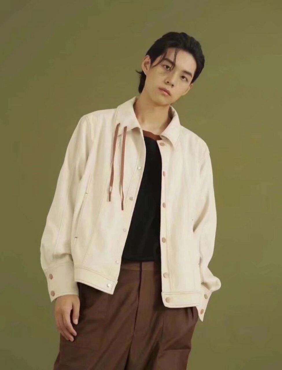 男生扎辫子发型 一个偏中性风格的造型,男女都可以 两边的头发没有修