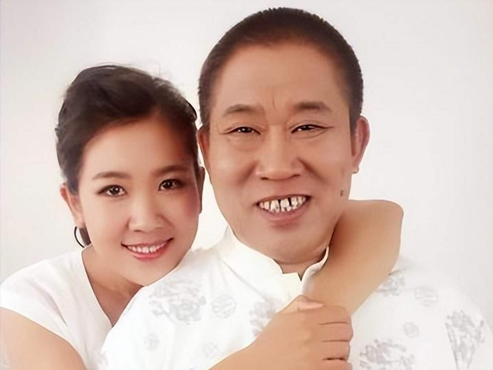 一次,杜旭东去接妻子下班.