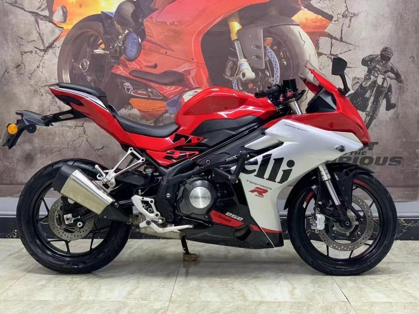 贝纳利252双缸小跑车.出一台22年贝纳利龙卷风252r,加装司当克斯护杠