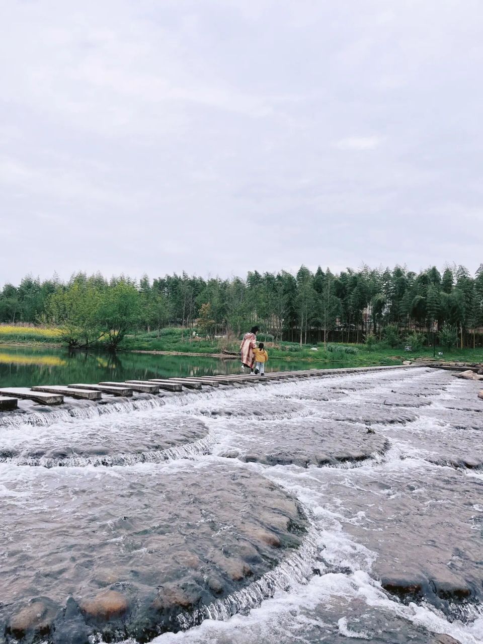 杭州遛娃之中苕溪 在老余杭,水超干净而且丰沛,水阶做的好美 可以玩水