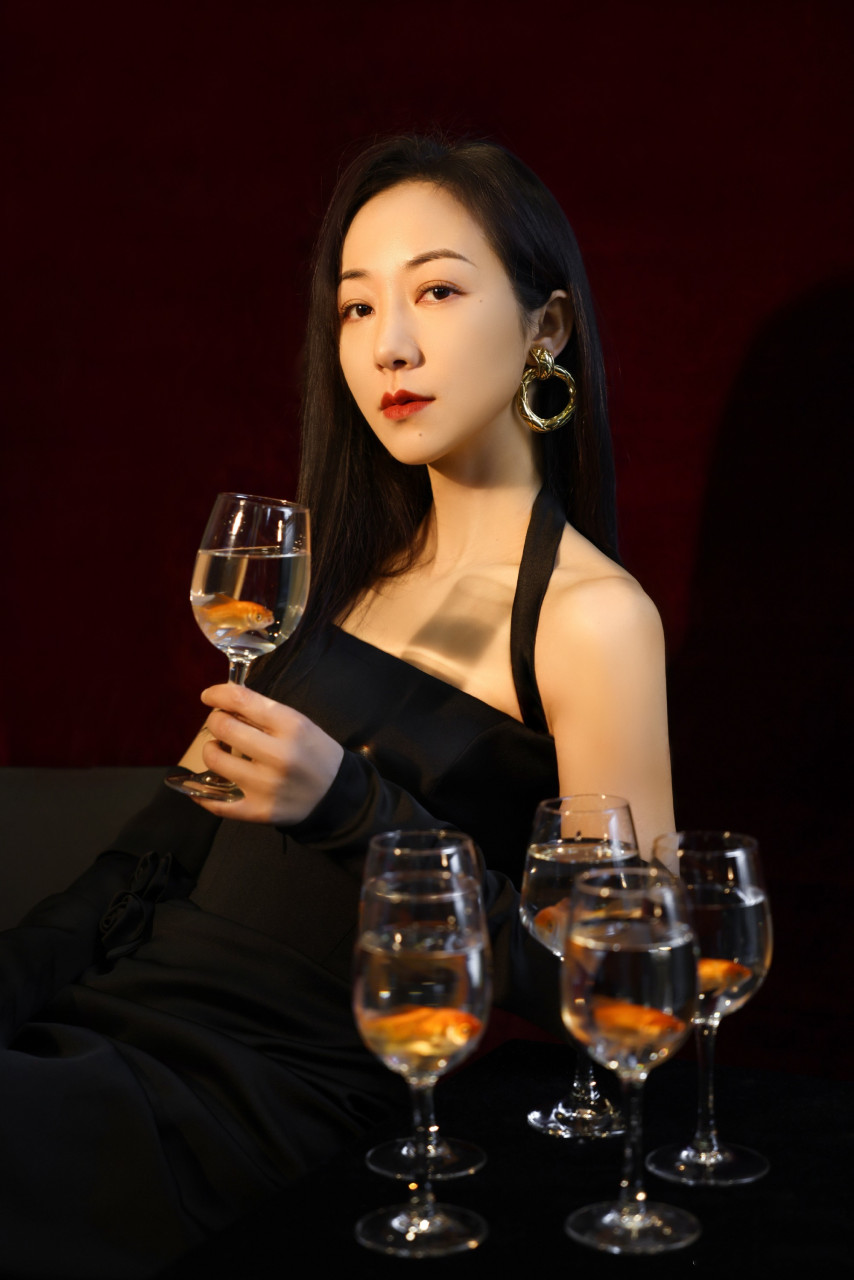 韩雪暗黑风写真组图,黑裙红唇,格调满满