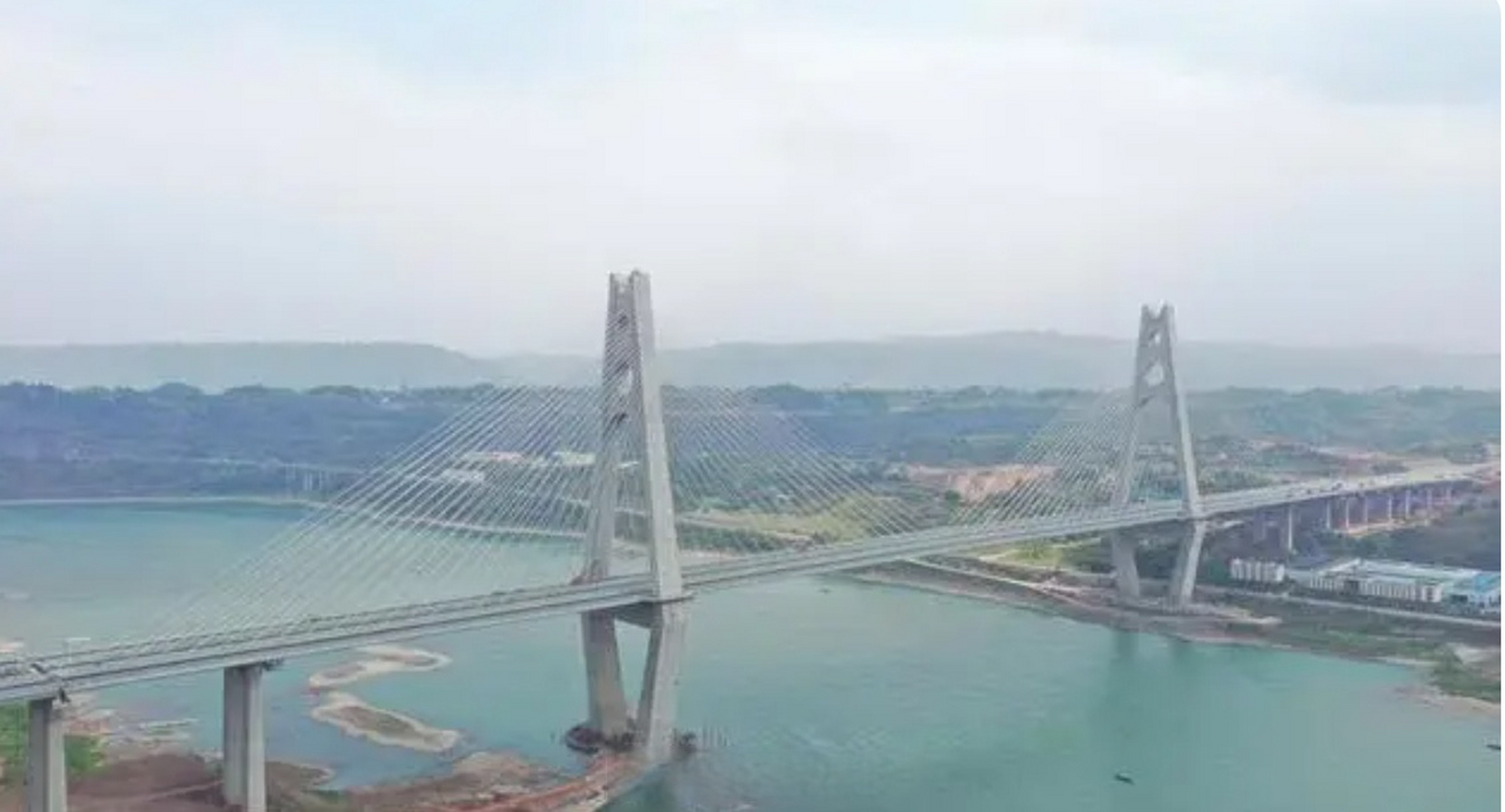 宜宾临港公铁两用长江大桥预计今年底通车】据蜀道集团消息,成自宜
