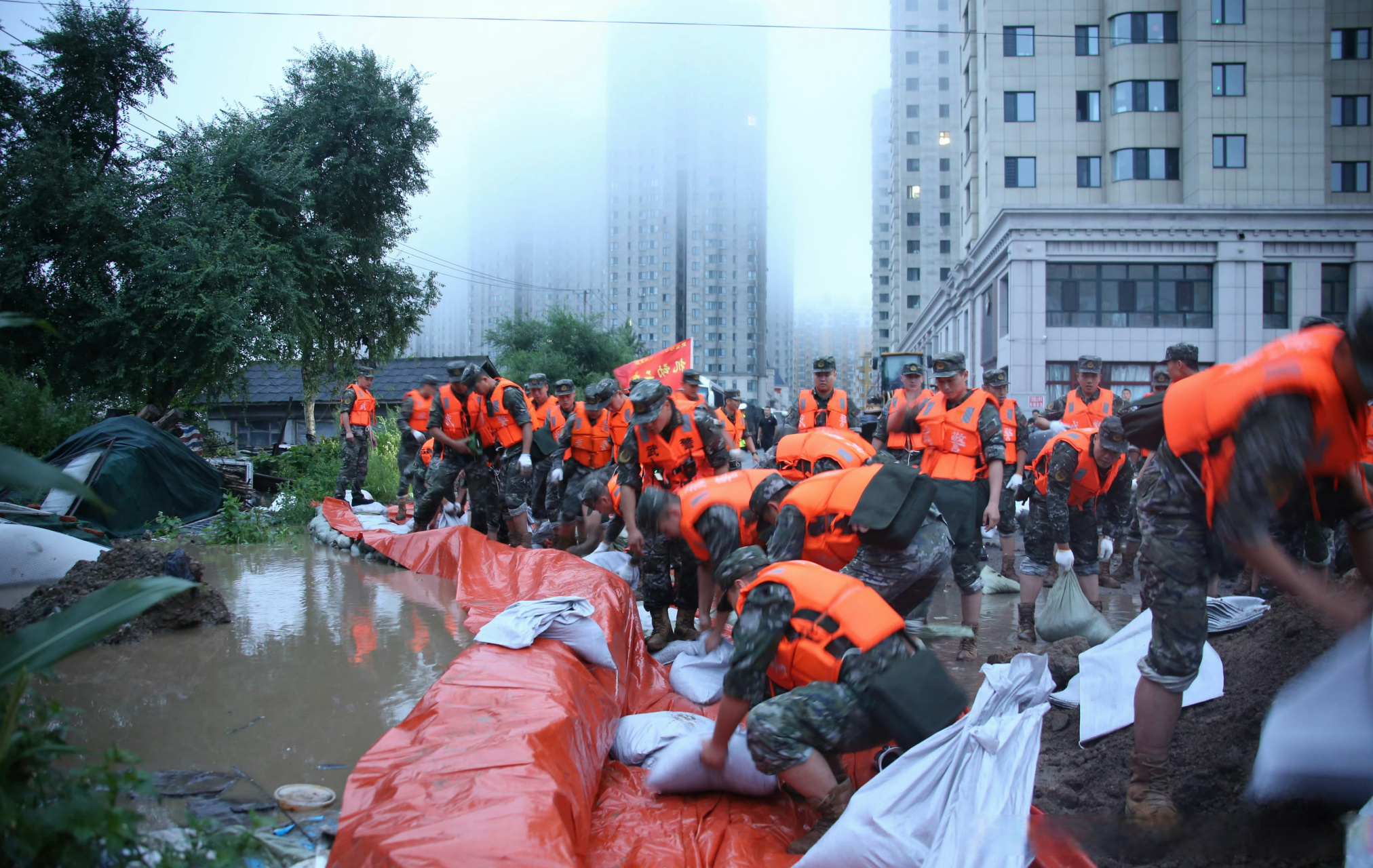 致敬冲锋在京津冀抗洪抢险第一线的10000多名中国军人,你们是时代最