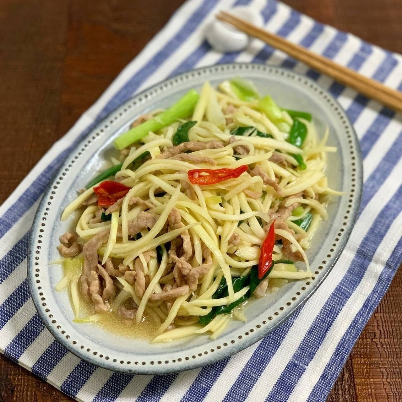 茭白笋炒肉丝61 家常菜02 今天想跟大家分享一道清爽美味的料理