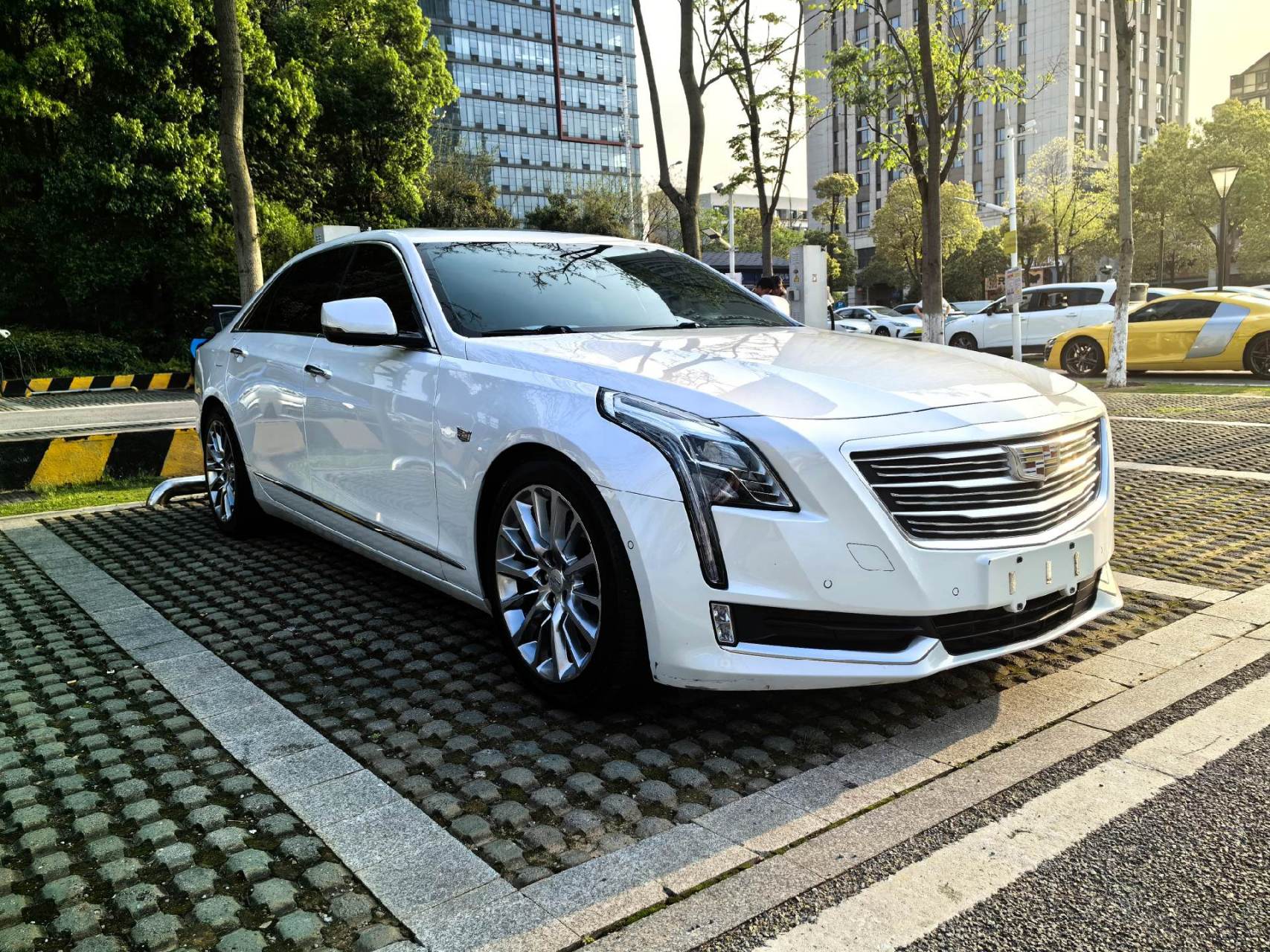 新到一台18年3月份浴皇大帝ct6铂金版40t,排量3.0tt,新车指导价81.