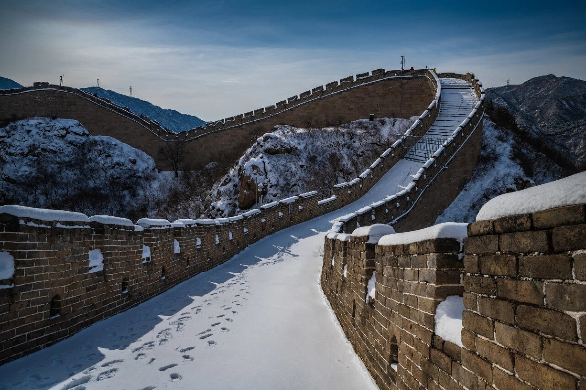 长城雪景壮美如画 水关长城是八达岭长城的东段部分,这段长城建于险谷