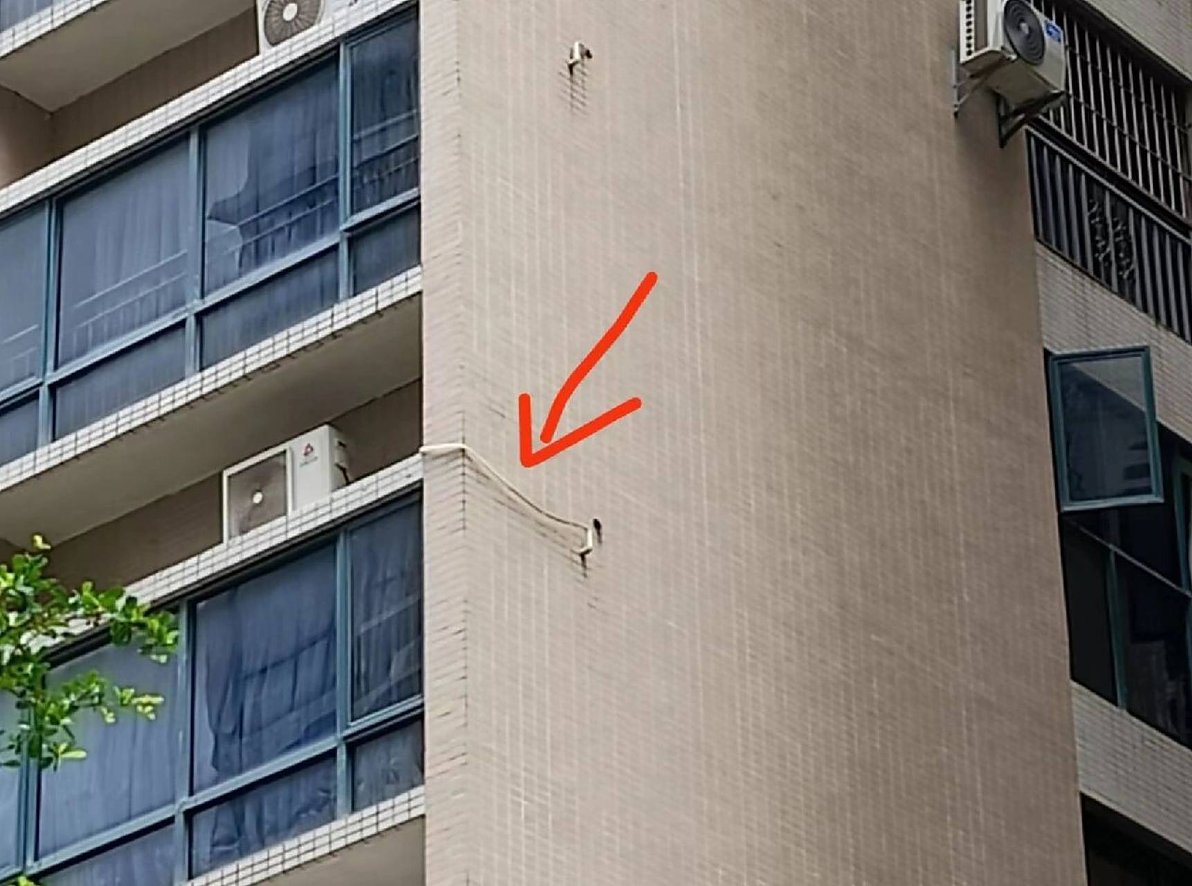 这个空调排水管是怎么插进去的0404