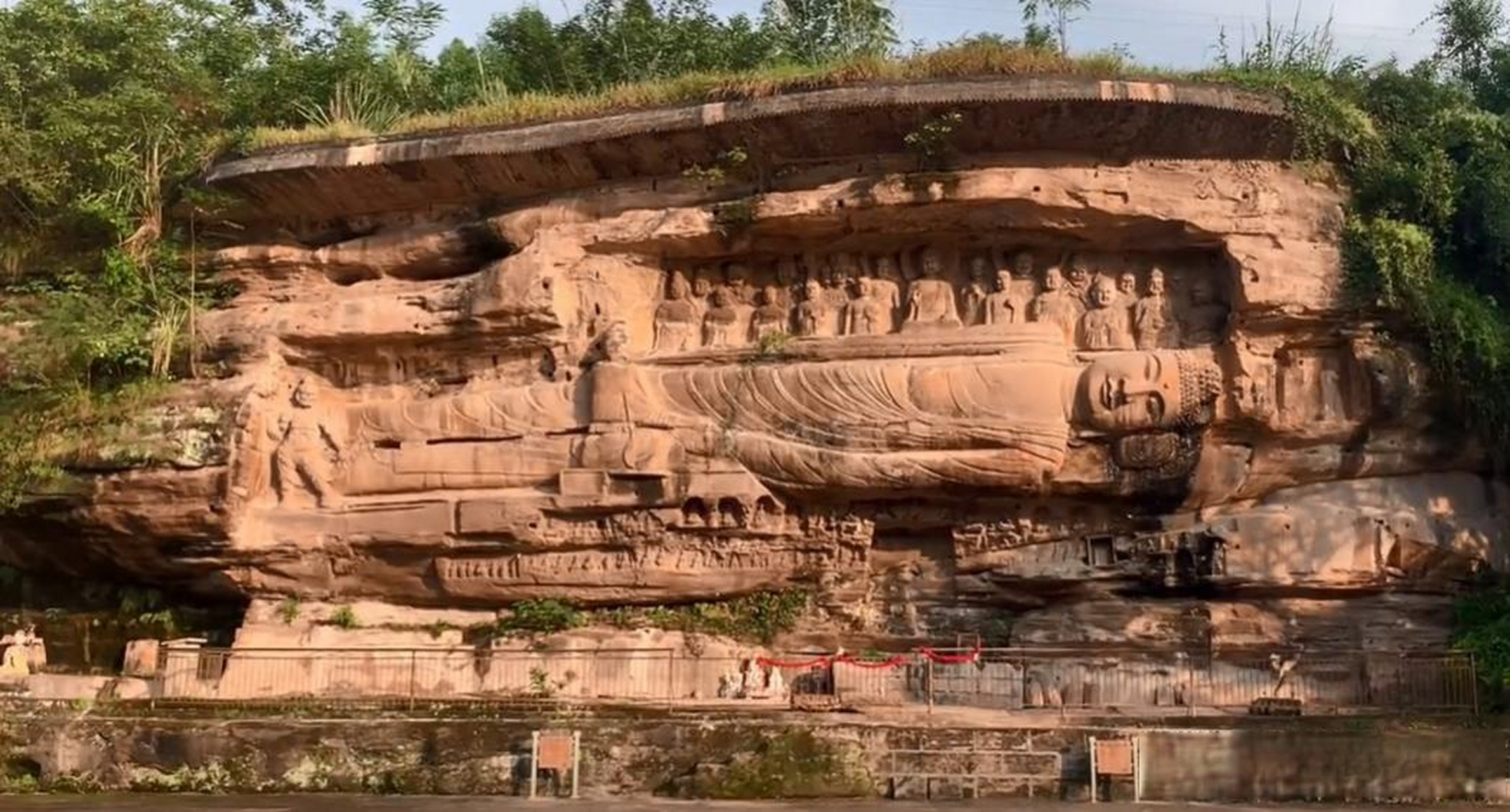 四川最大的摩崖石刻卧佛就位于四川安岳县城以北25公里的卧佛院内.