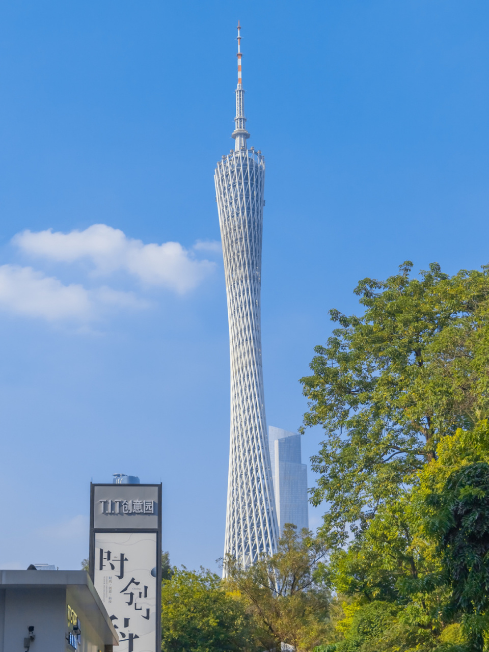 作为一线城市,相较于京城的历史文化气息,魔都的高度现代化,广州将两