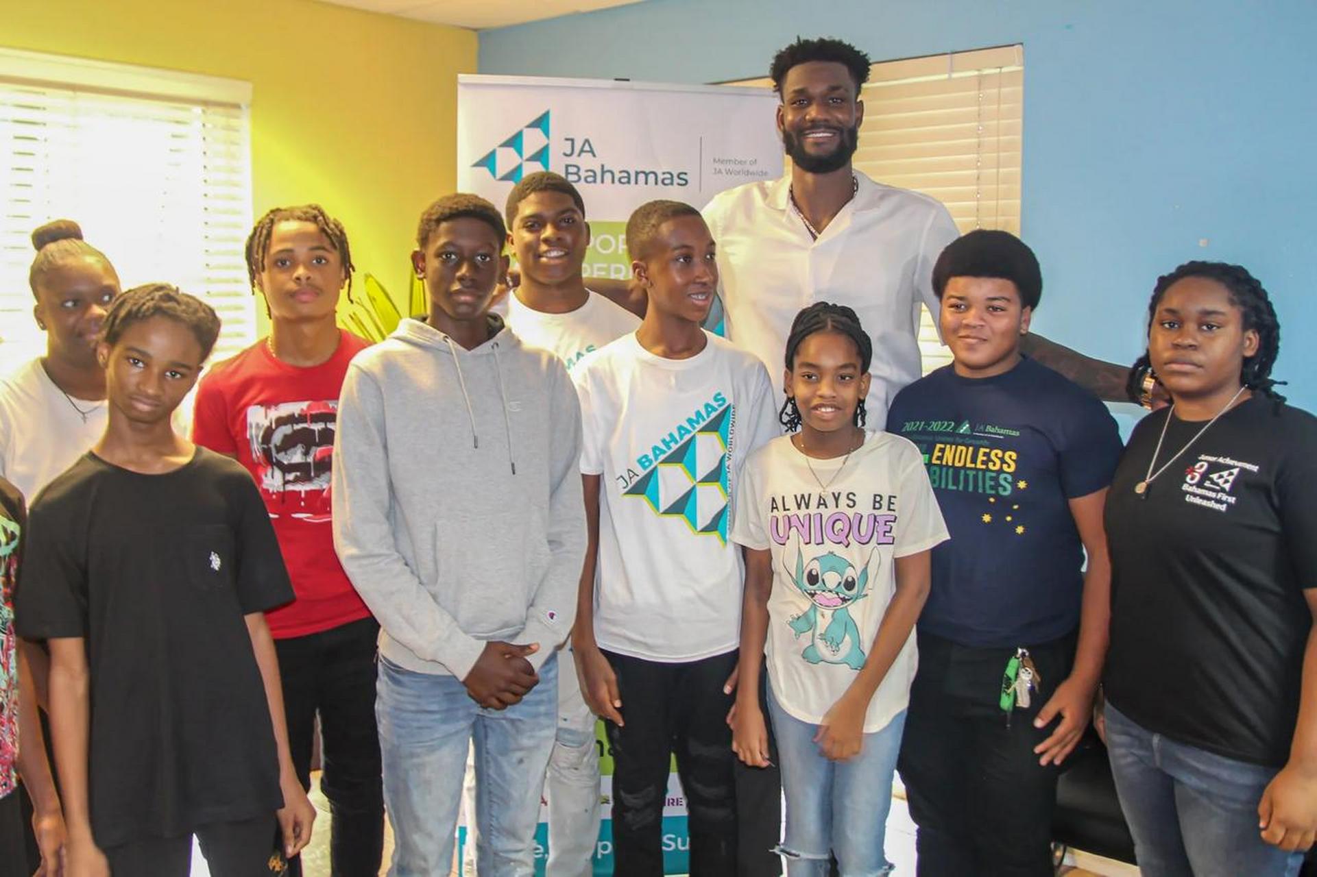 今天太阳队中锋艾顿向巴哈马青少年成就组织捐赠了 10,000 美元,用于