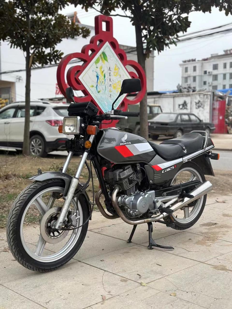 到货精品本田cbt125 异步双缸双排气,配色经典时尚,发动机咪咪,后置
