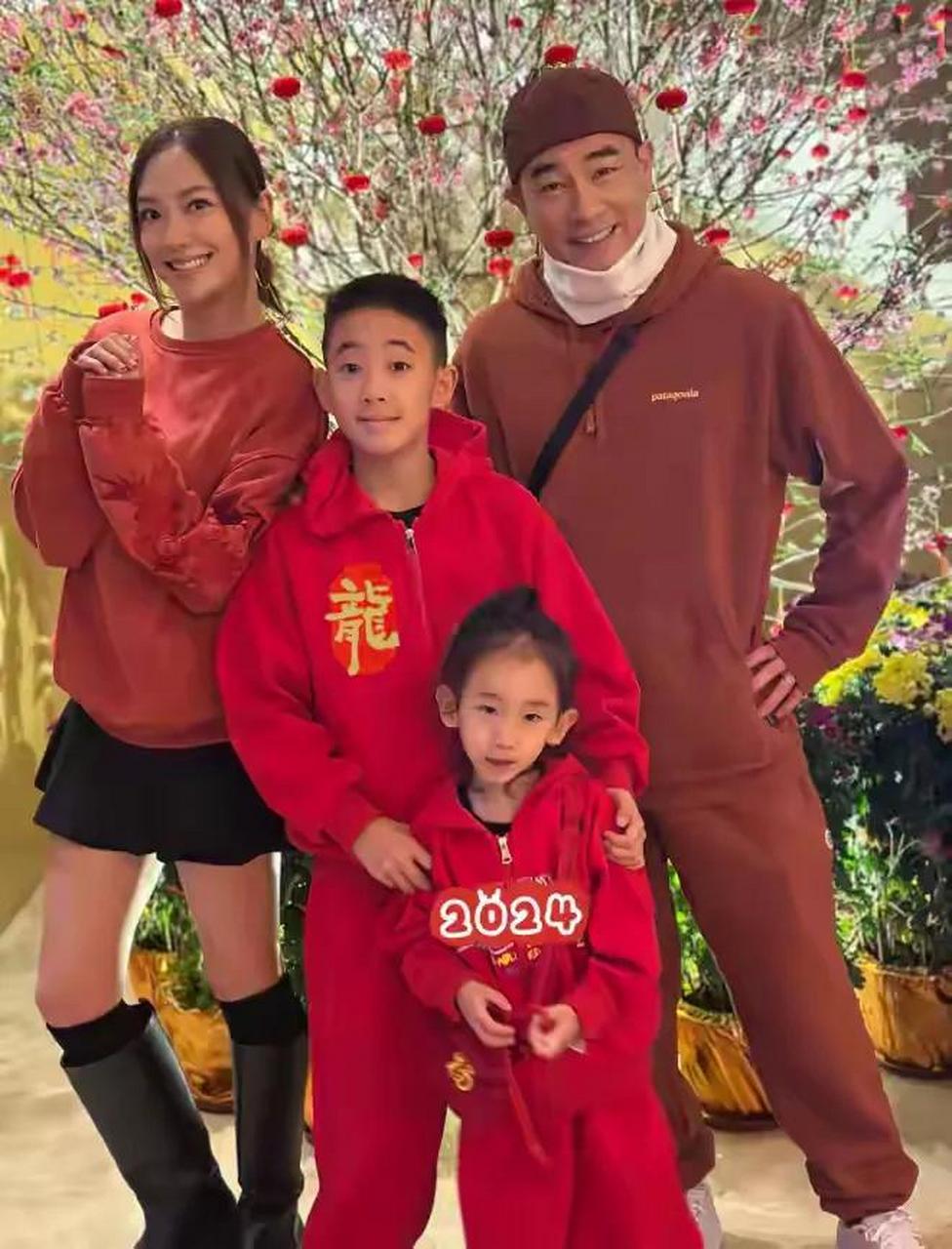 应采儿的儿子jasper越大越像陈小春了! 网友叫他小小春真是没叫错!