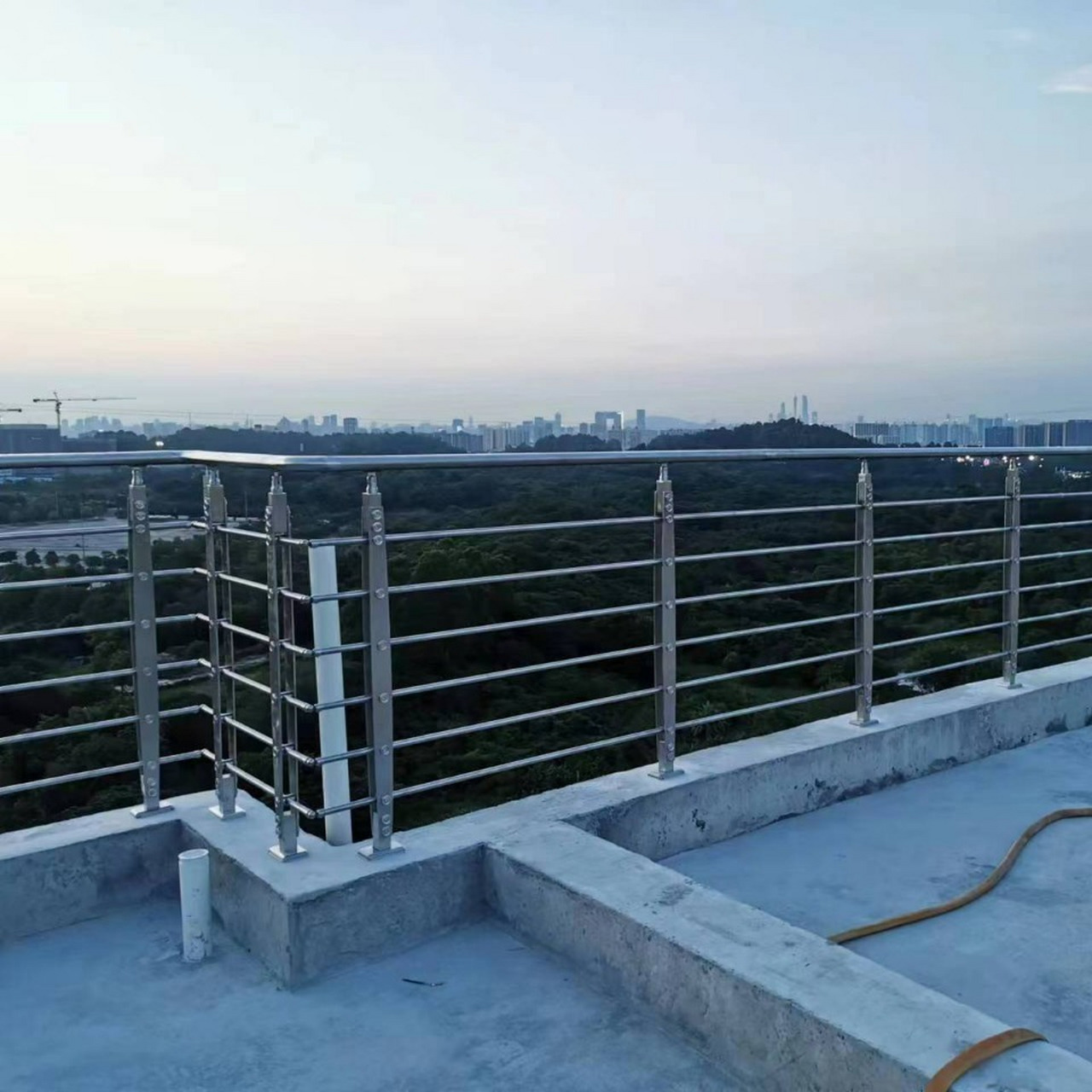 不锈钢拉丝阳台护栏 菱形穿拉丝阳台护栏 国标304材质,精细拉丝工艺 