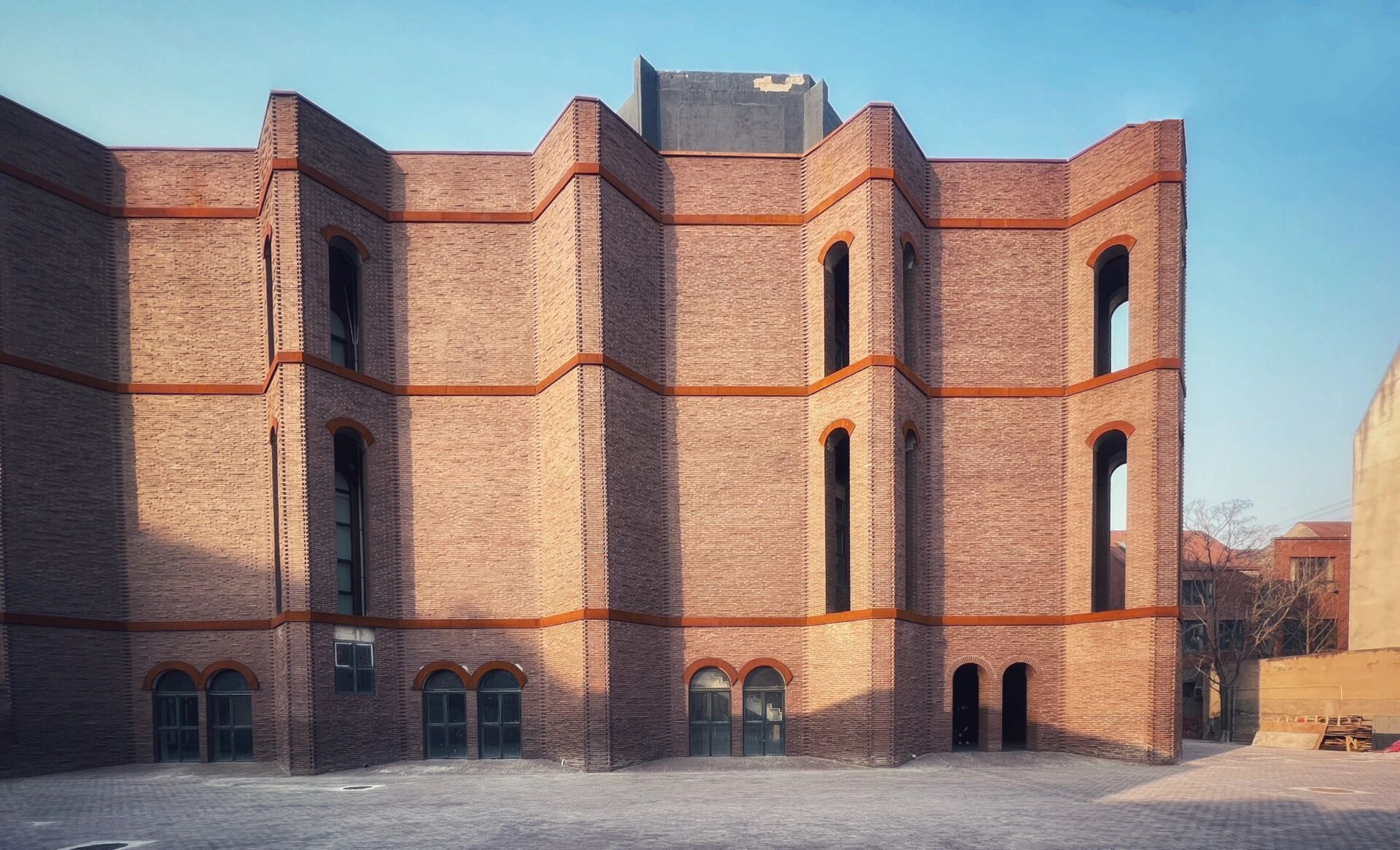 位于北京市朝阳区,是中国油画艺术的重要中心之一.