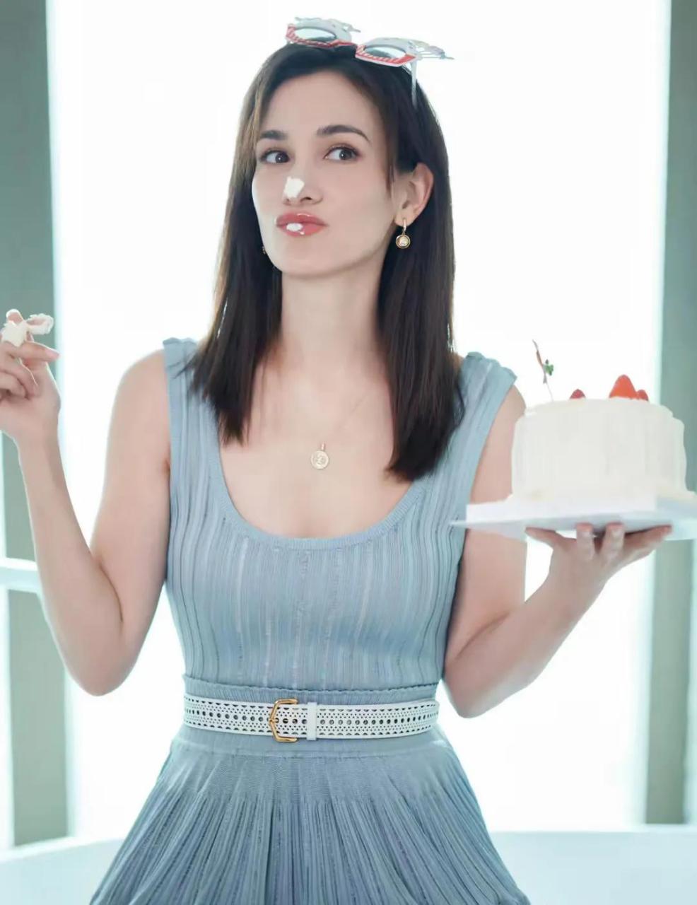 韩庚晒照为老婆卢靖姗庆生,一家三口坐在船头比心,看上去好幸福!