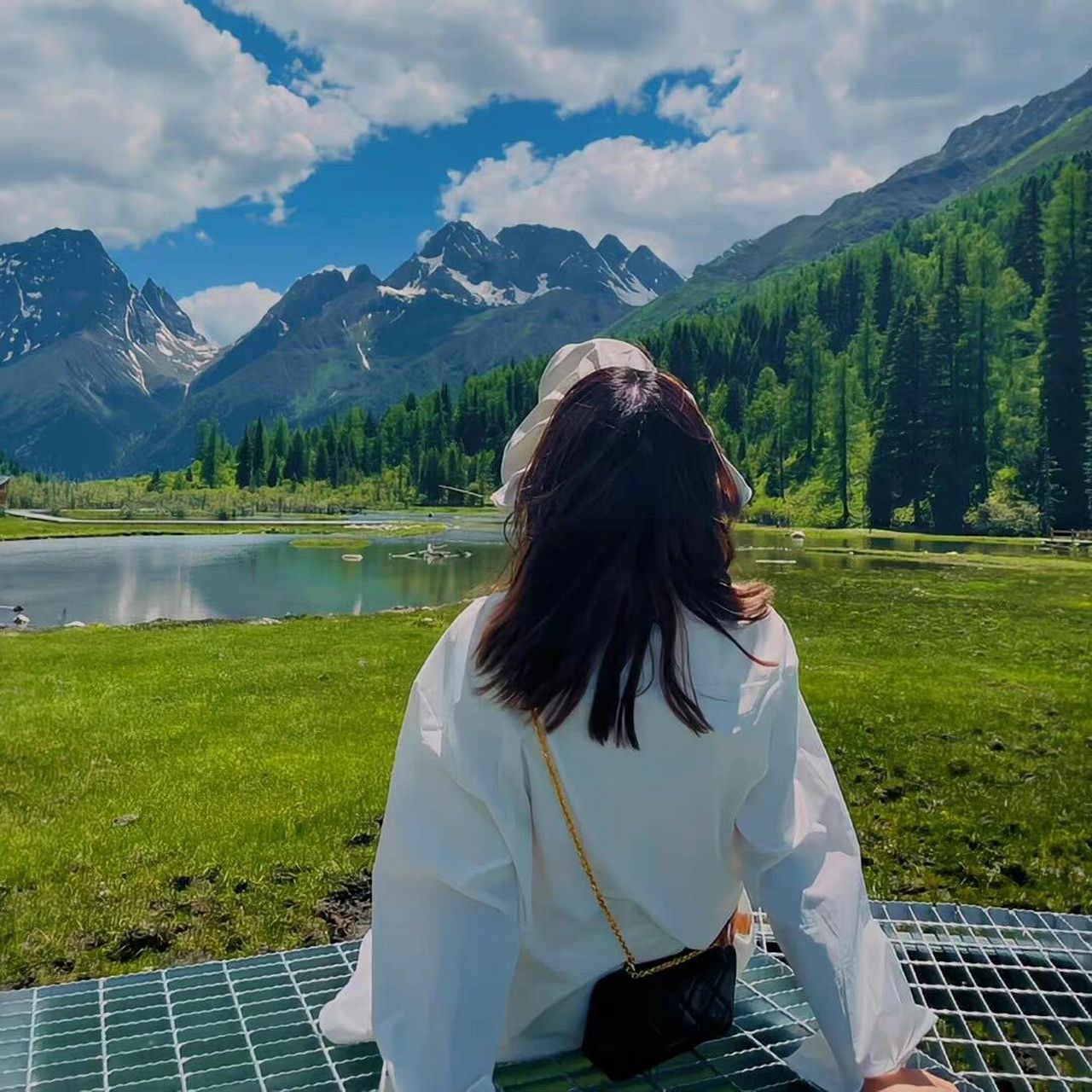 绿色背景草原山川头像019969♀15 女生绿色头像.