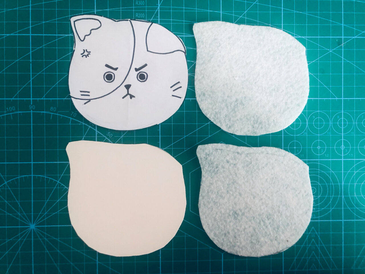 满脸都写着高兴的不织布猫咪杯垫.内有教程