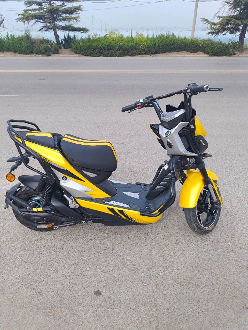 新到爱玛大黄蜂,六块大电瓶,时速五六十,一千多块钱便宜处理,需要的