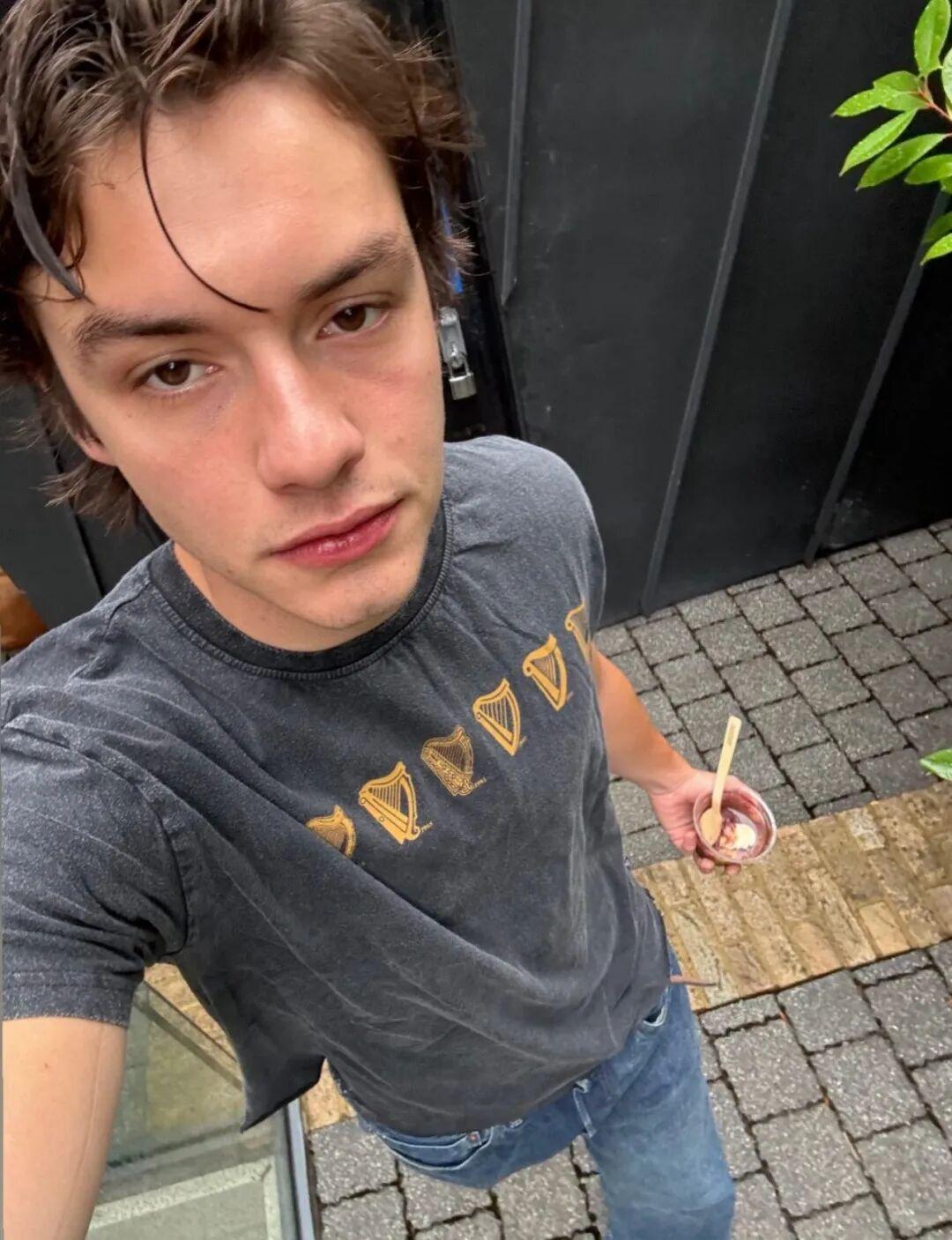 22岁的英国男演员路易斯 louis partridge