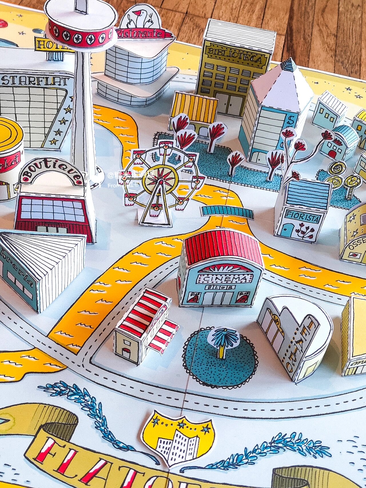 拼在一起就是个完整的底图 其他配件建筑就是剪下来然后按照小房子