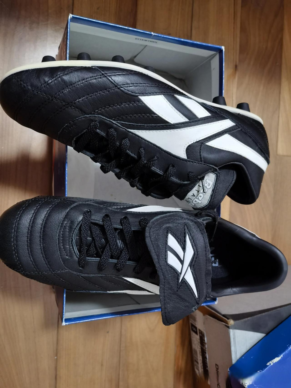 相信在大部分球迷记忆中,最经典的reebok足球鞋,应该