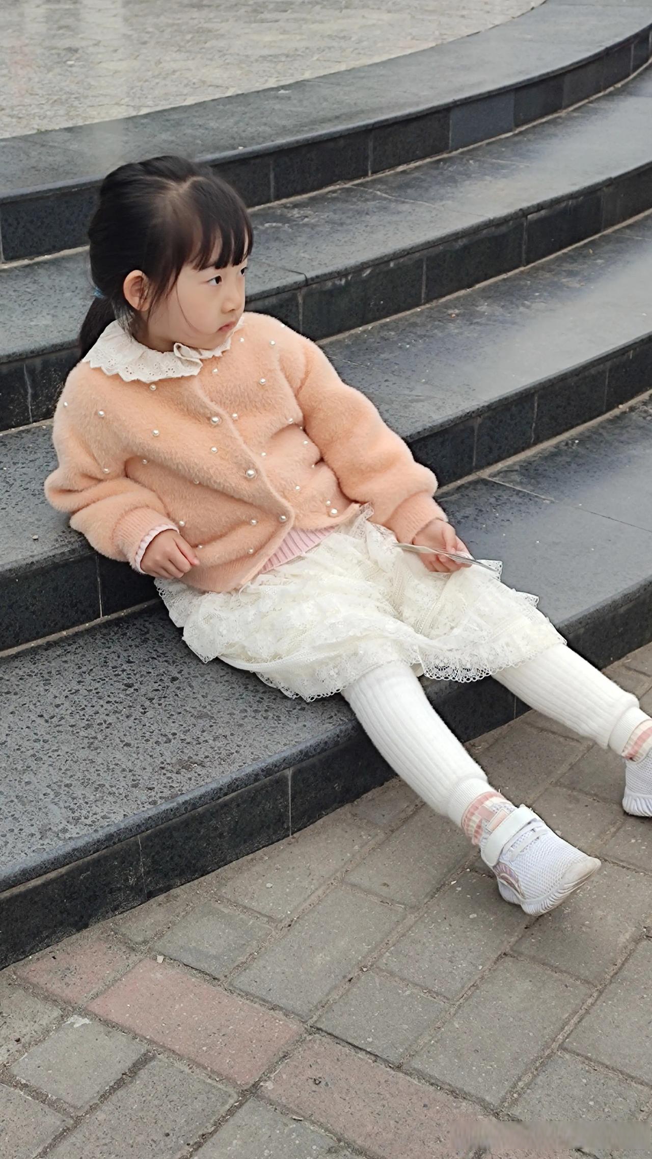 今天带孙女去金桥公园玩,看到这女孩好可爱,举手投足都很贵气,真的惹