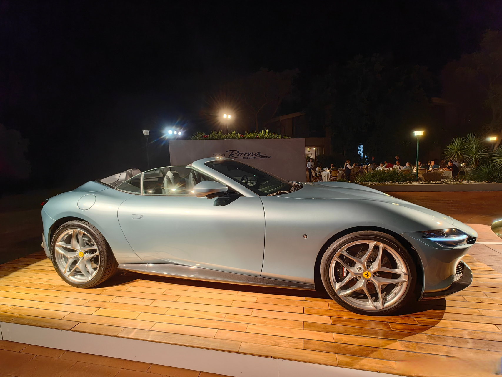 来意大利的海边,试这台代表"意式甜美生活"的车,法拉利roma spider.