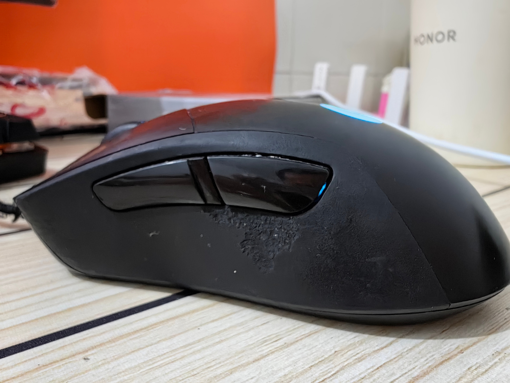 我的罗技g403腐了一块,不过也用了两年出头了就是,这鼠标还是挺好用的