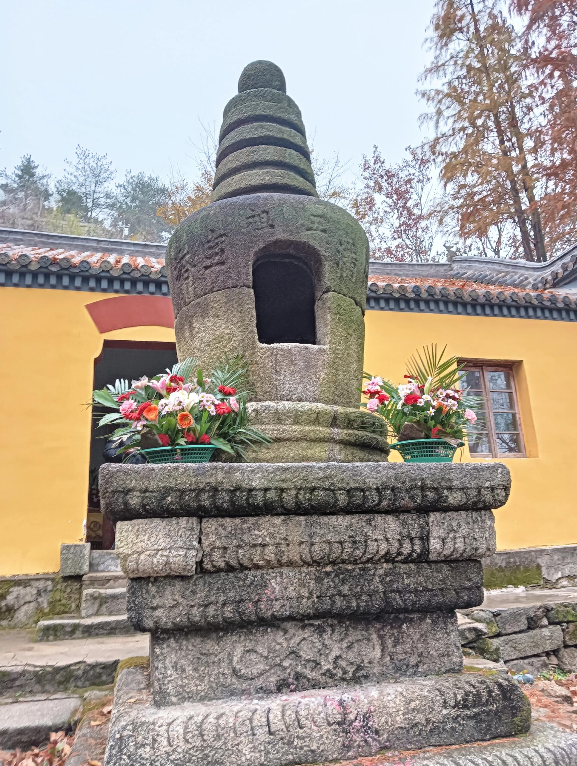 五祖寺,原名东山寺,或东禅寺,后世改称五祖寺,位于湖北省黄梅县东12