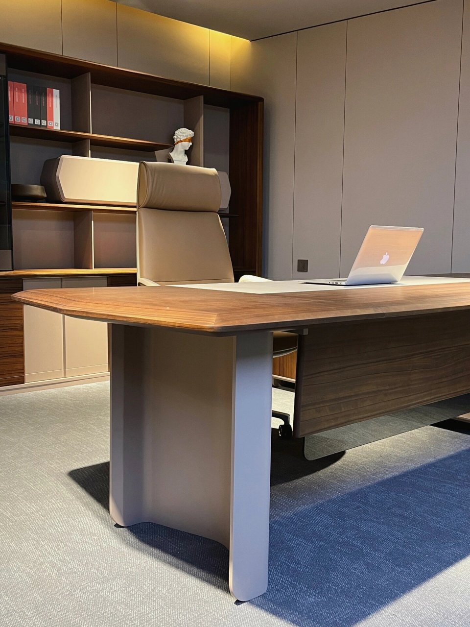 轻奢意式|高颜值总裁办公桌班台 99打破传统构造因子的芬迪系列班台