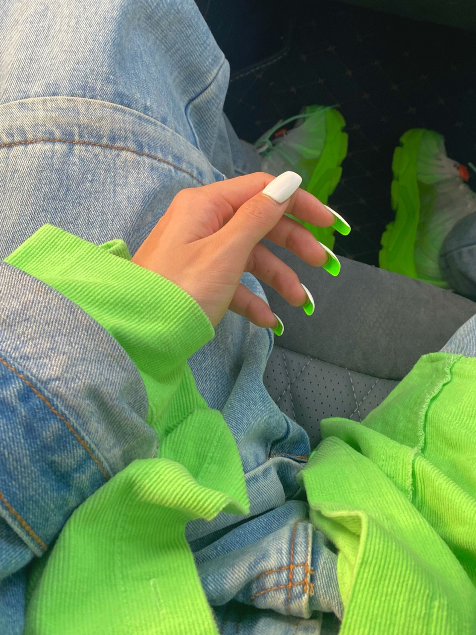 美甲|夏季荧光绿底白面方行欧美风美甲 夏季最爱颜色之一——绿色