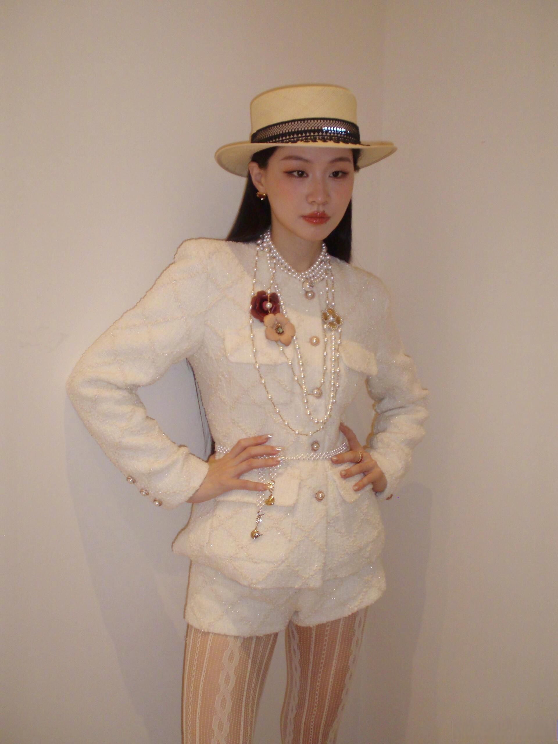 金靖的时尚感像是打通了任督二脉,穿搭一套美过一套,还都风格各异