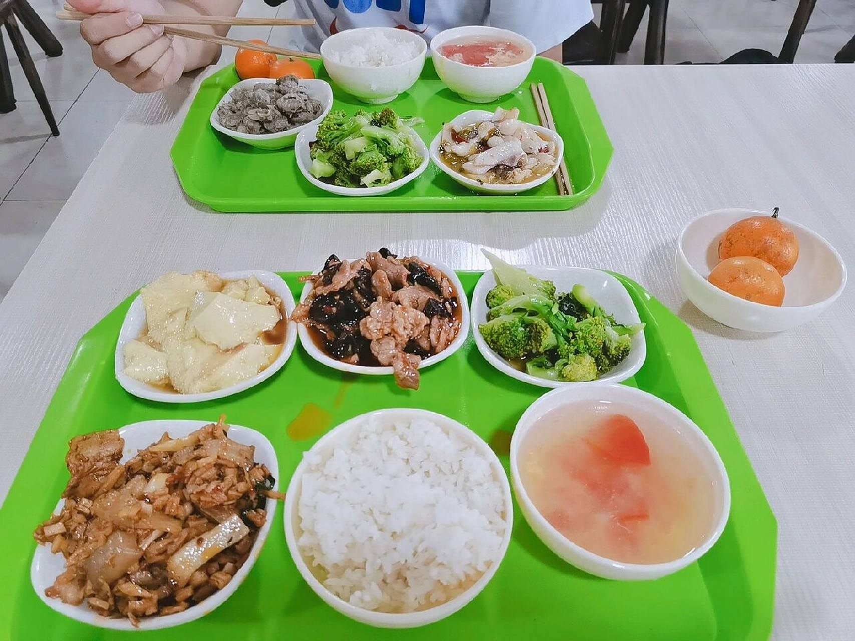 西南大学荣昌校区食堂 图一是最近拍的,二楼民族餐厅 图二三四五都是