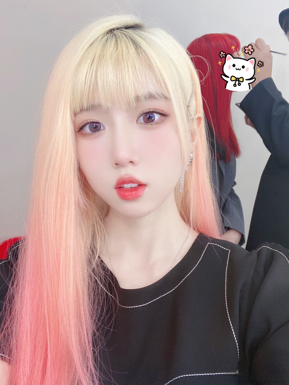 曾冬灵# 昨日早起拍杂志 直发or卷发投个票?